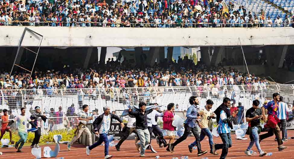 मेसी को करीब से देखन के लिए कोलकाता में बेकाबू प्रशंसक 