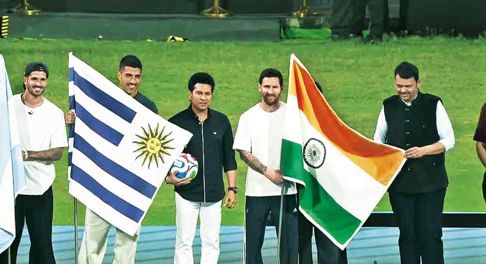 मुंबई में सचिन तेंडुलकर के साथ मेसी 