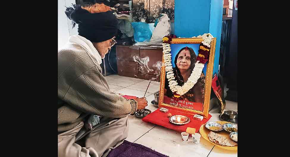 पत्नी की फोटो के सामने राजू ध्रुवकर 