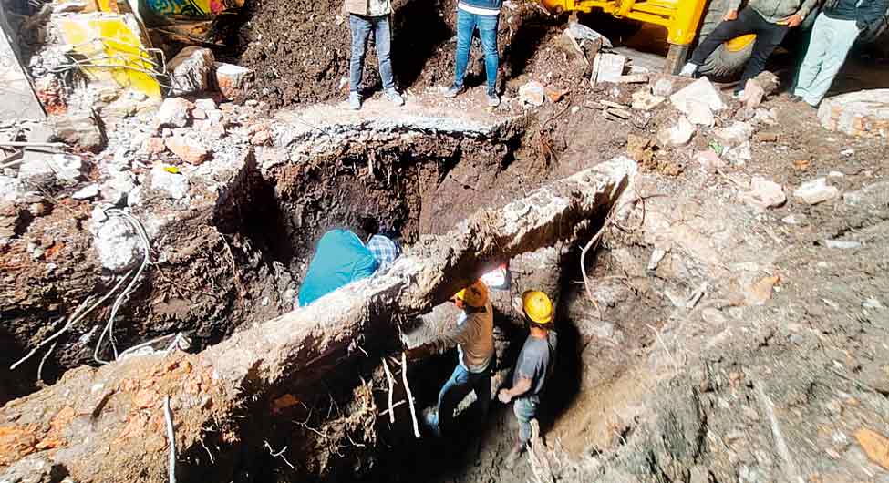 अब चेतेः खुदाई कर लीकेज पता करने की कोशिश