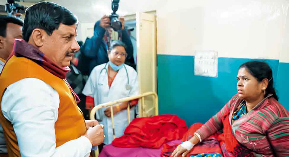 बस हाल पूछाः बीमारों से मिलते मुख्यमंत्री मोहन यादव