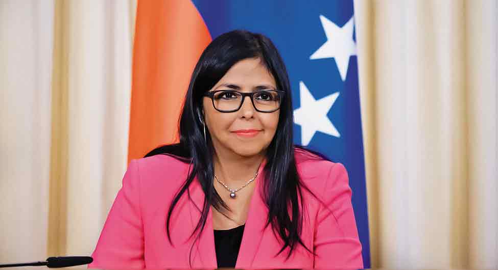 मदुरो की जगह अंतरिम राष्ट्रपति रेड्रिग्ज ने पहले सख्त लहजे तेल भंडार पर नियंत्रण की बात की, बाद में सुलह-सफाई की बात करने लगीं मदुरो की जगह अंतरिम राष्ट्रपति रेड्रिग्ज ने पहले सख्त लहजे तेल भंडार पर नियंत्रण की बात की, बाद में सुलह-सफाई की बात करने लगीं