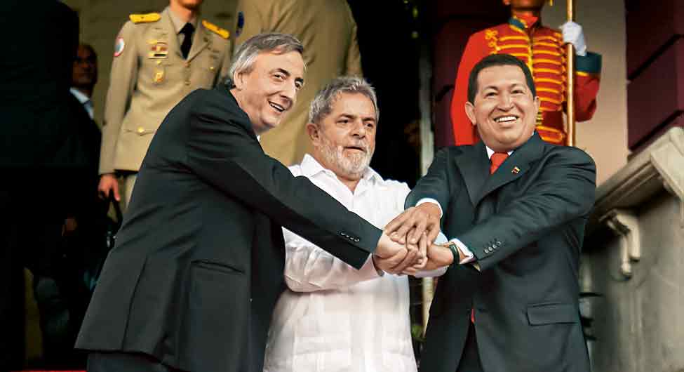 वे दिनः काराकास में अर्जेंटिना के क्रिसनर (दाएं), ब्राजील के लूला के साथ वेनेजुएला के पूर्व राष्ट्रपति ह्यूगो शॉवेज (बीच में) 