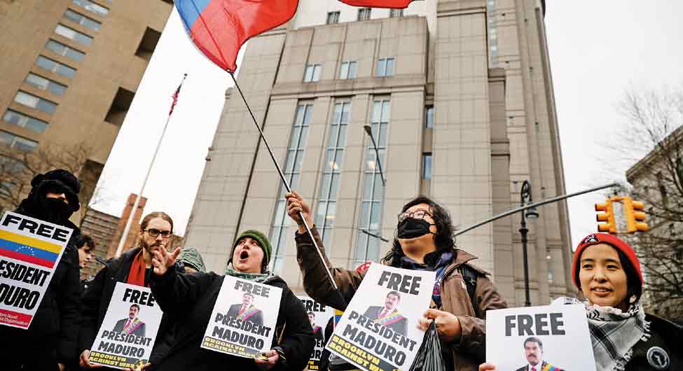 रिहा करोः मैनहट्टन फेडरल कोर्ट के बाहर मदुरो की रिहाई के लिए प्रदर्शन