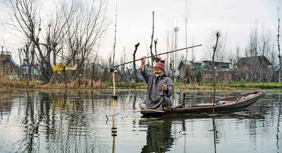 डल में अतिक्रमण डल में अतिक्रमण