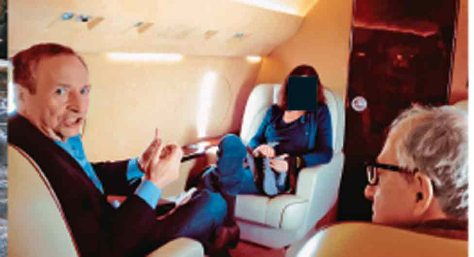 पत्नी के साथ हॉवर्ड के अध्यक्ष लैरी समर्स 