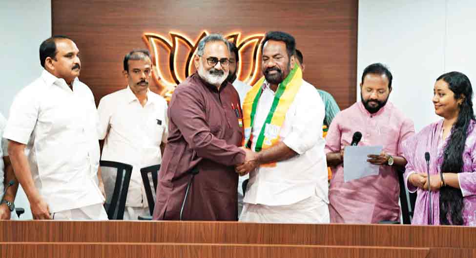 भाजपा में शामिल होते पूर्व कांग्रेस प्रदेश महासचिव भाजपा में शामिल होते पूर्व कांग्रेस प्रदेश महासचिव