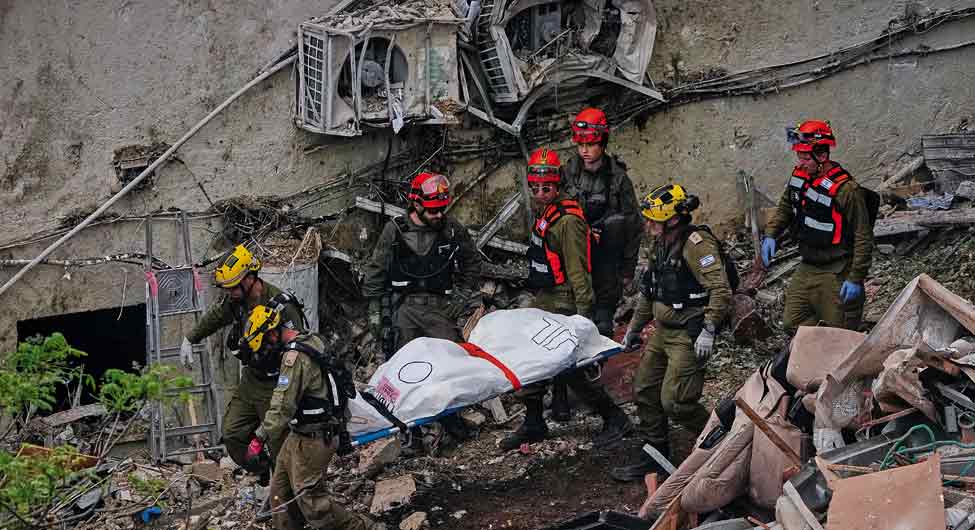 अब बसः 6 अप्रैल को इज्राएल के हाइफा में आवासी इमारत में ईरानी हमले के बाद तबाही