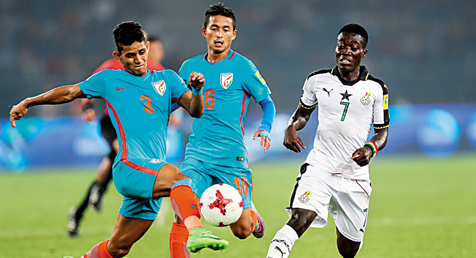 विश्व कपः घाना के खिलाफ मैच में फुटबॉल को किक मारता भारतीय खिलाड़ी