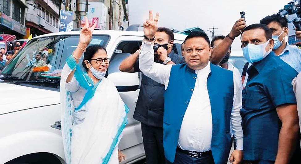 नई रवायतः जीटीए प्रमुख अनित थापा के साथ पश्चिम बंगाल की मुख्यमंत्री ममता बनर्जी