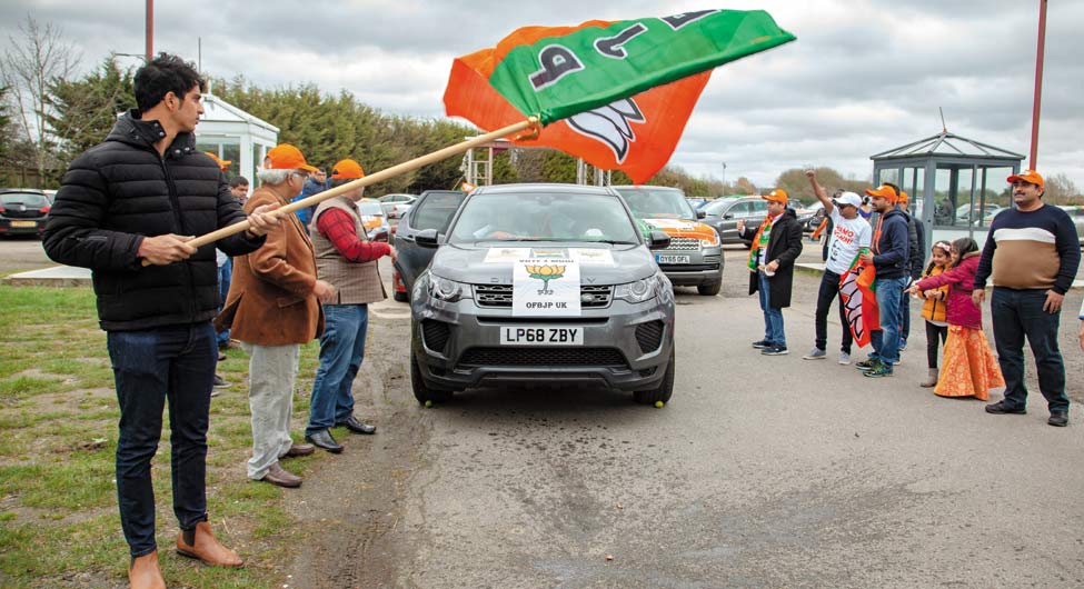 दूर देश मेंः लंदन में कार रैली को झंडी दिखाते भाजपा समर्थक