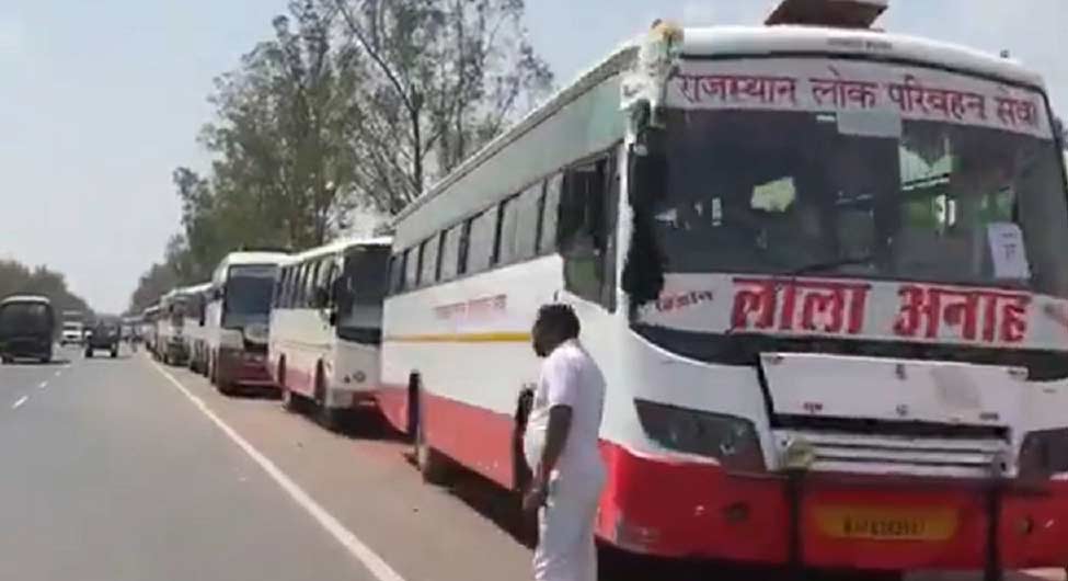 नो एंट्रीः मजदूरों के लिए लाई गई बसों को आगरा सीमा पर यूपी में नहीं घुसने दिया गया