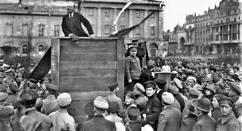 क्रांति की नींवः मई 1920 में मास्कोय में सभा को संबोधित करते लेनिन