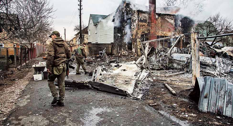 हमले के बाद मुआयना करता यूक्रेनी सैनिक