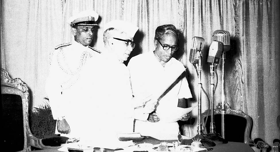 पहली निर्वाचित वाम सरकारः पांच अप्रैल 1957 को मुख्यमंत्री पद की शपथ लेते नंबूदीरिपाद