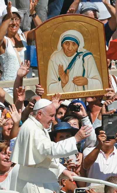 वेटिकन में मदर टेरेसा को संत घोषित करने का एलान करते पोप फ्रांसिस