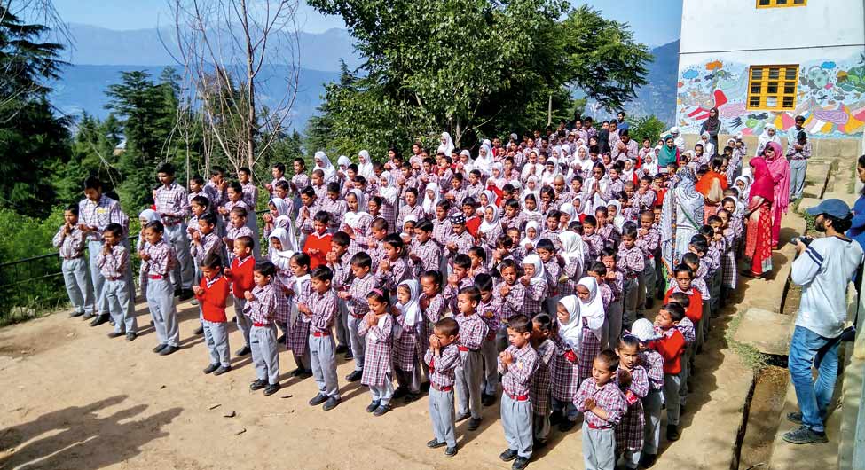 शिक्षा की ऊंचाईः जम्मू के डोडा जिले में लगभग 7500 फुट की ऊंचाई पर चार सौ छात्र पंद्रह गांवों से पढ़ने आते हैं