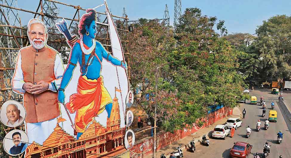 राम के संगः बेंगलूरू के चौराहे पर राम और मोदी के कट आउट