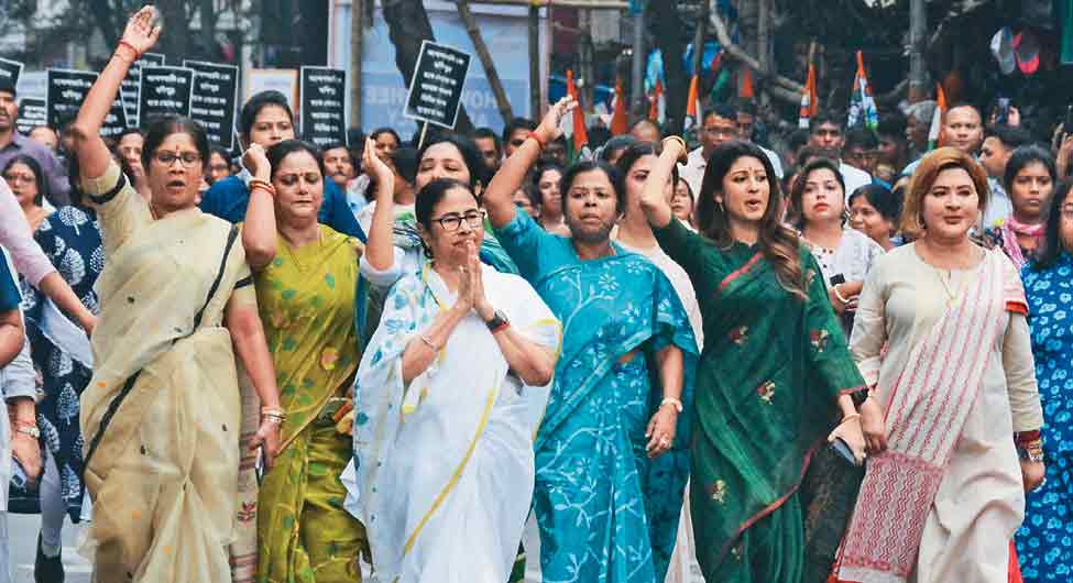 ताकत का इजहारः कोलकाता की एक रैली में ममता बनर्जी