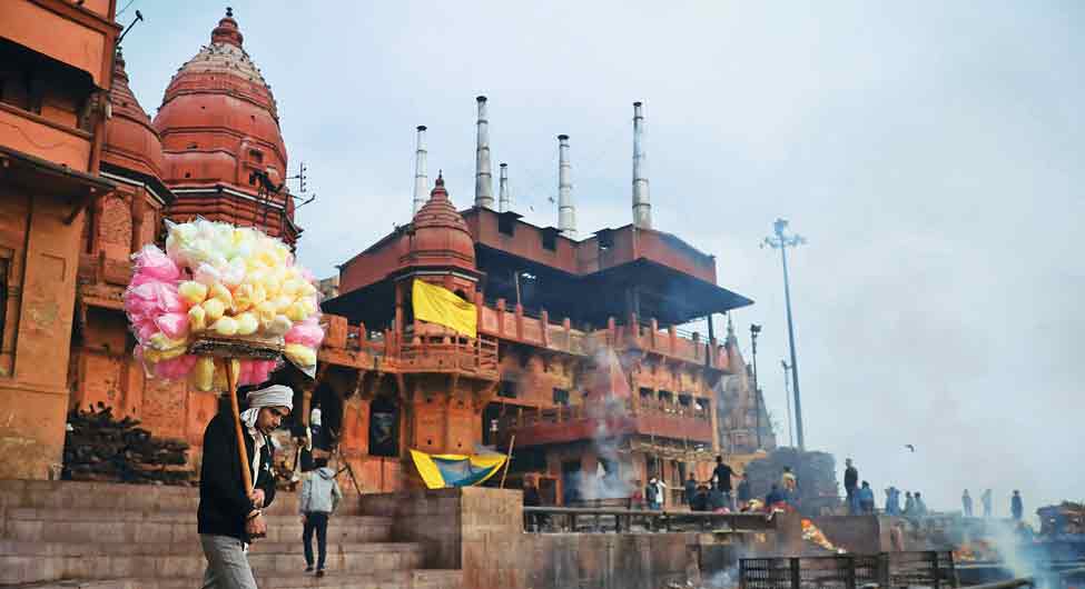 वाराणसी: बनारस में विरोधाभासी रंग