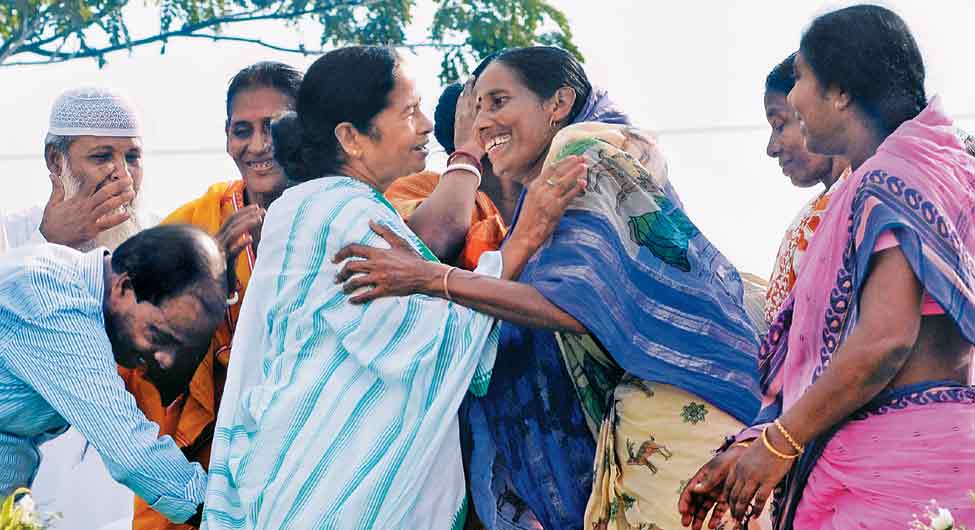 निम्नवर्गीय महिलाओं के बीच मुख्यमंत्री ममता बनर्जी