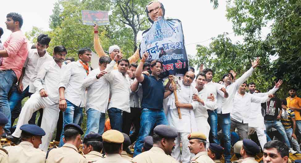 बार-बार वहीः 2015 में व्यापम के खिलाफ दिल्ली में युवा कांग्रेस का प्रदर्शन