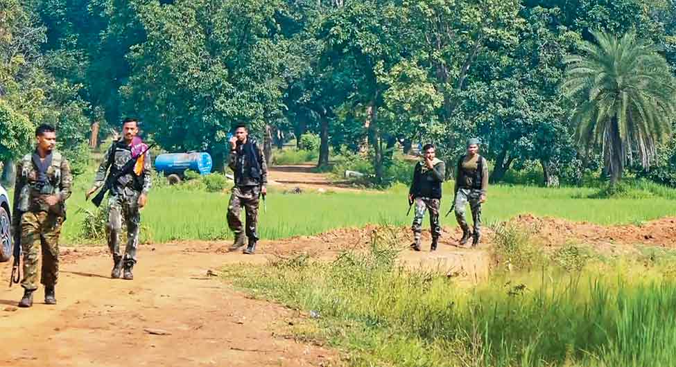 गश्त और चौकसीः दंतेवाड़ा में मुठभेड़ के बाद मुआयना करते सुरक्षाबल