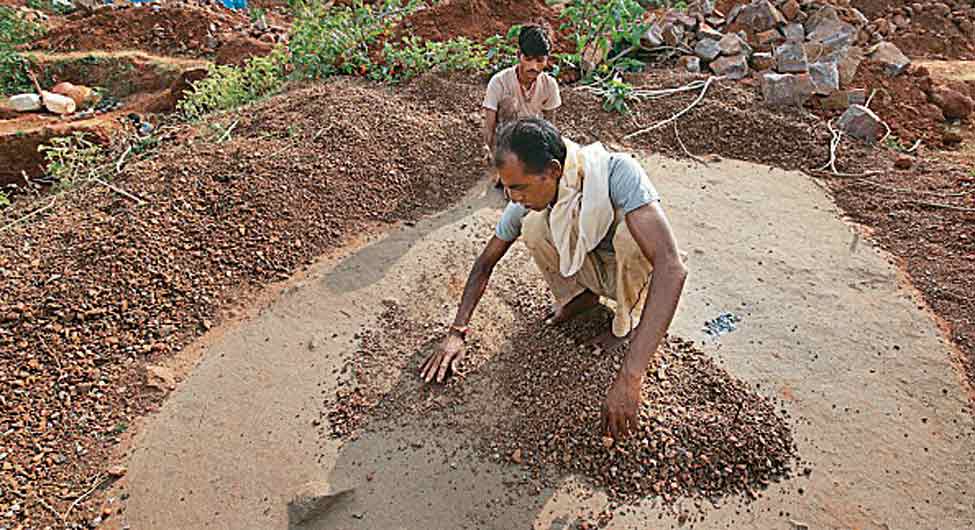 पन्ना जिले में हीरे की तलाश में एक किसान