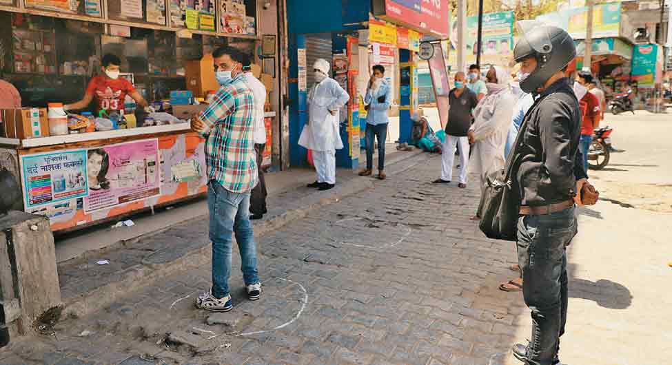 सोशल डिस्टेंसिंगः महामारी में दूरियों को सामाजिक स्वीकृति