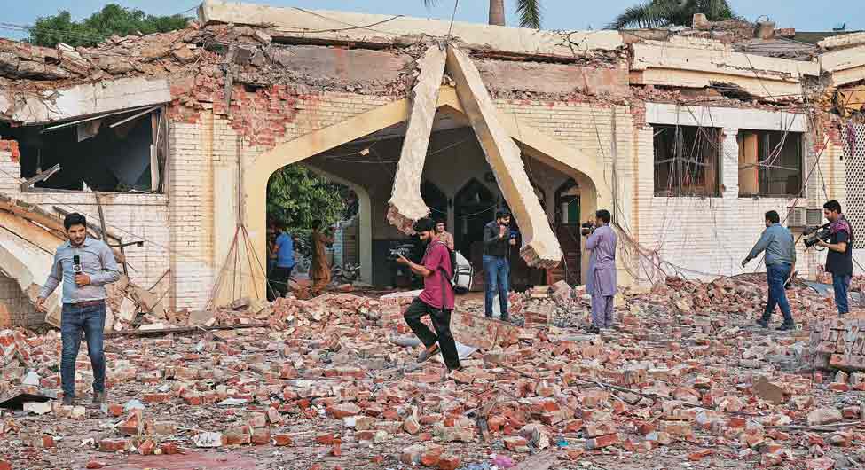 निशानाः मुरीदके में भारतीय मिसाइल से ध्वस्त मस्जिद के पास मीडियाकर्मी