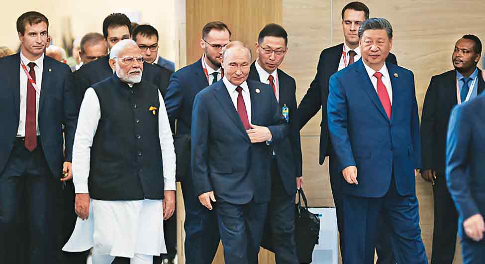 कूटनीति: पश्चिम में बखेड़ा तो पूरब मुड़े