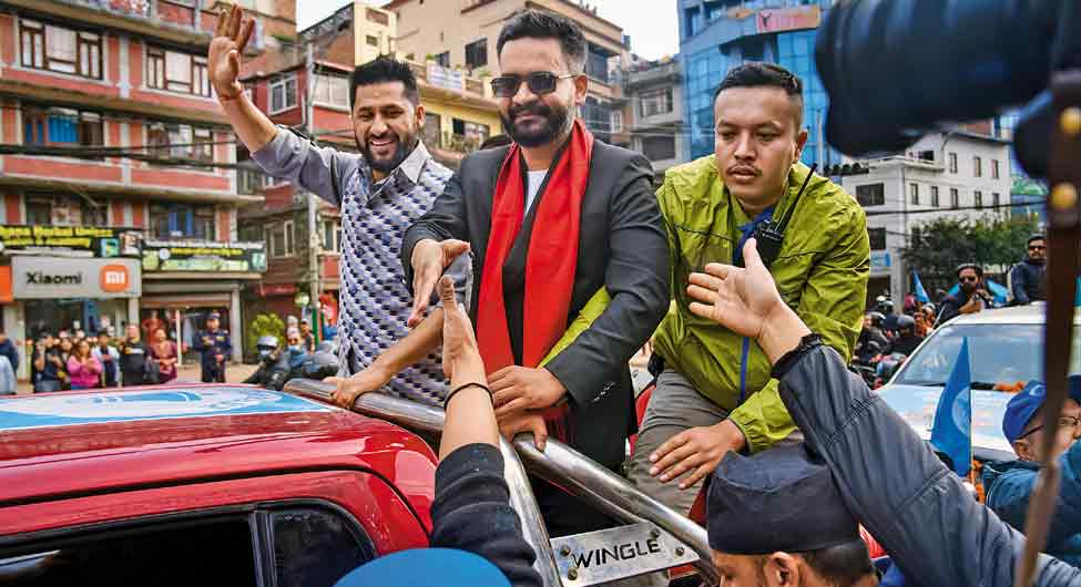 नेपाल: सियासत के ‘बागी’ को ताज