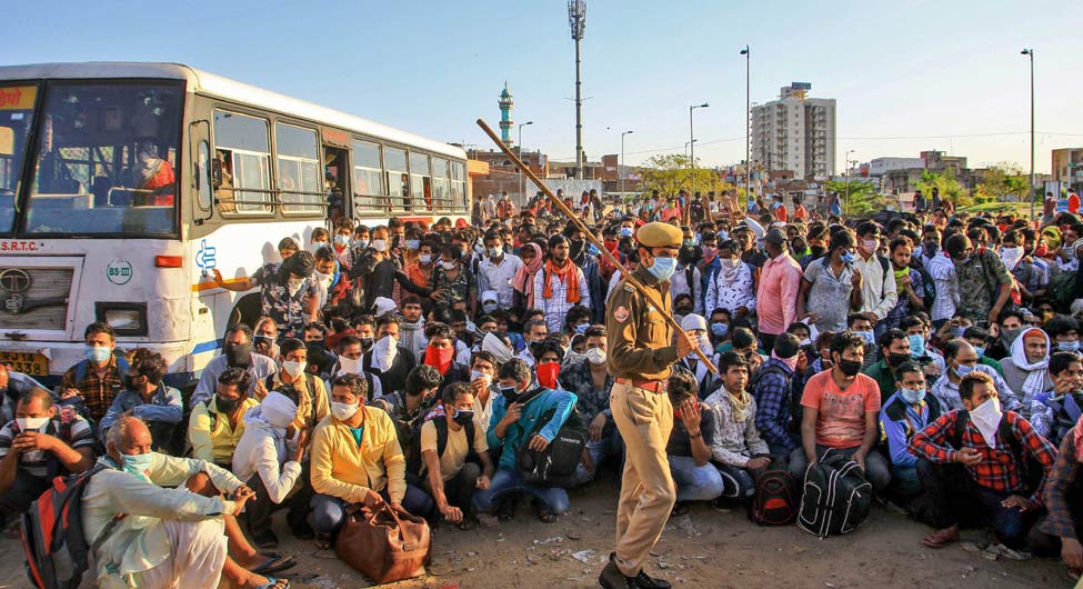 बेगाना हुआ देशः लॉकडाउन के बाद अपने गांव जाने के इंतजार में जयपुर बस स्टैंड पर प्रवासी कामगार