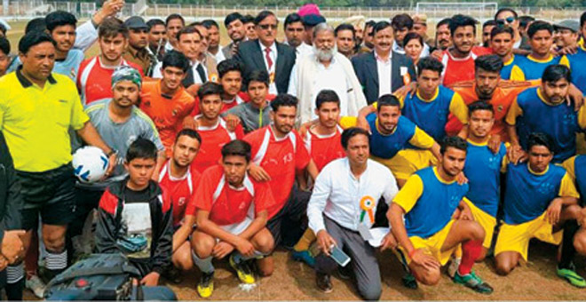 खेल मंत्री अन‌िललि व‌िज राज्य के युवा ख‌िलाड़‌ियों के साथ