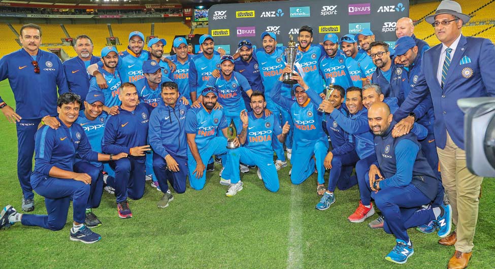 जीत का जश्नः न्यूजीलैंड के खिलाफ पांच एकदिवसीय मैचों की सीरीज 4-1 से जीतने के बाद भारतीय टीम