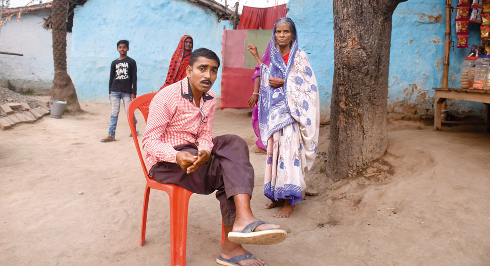 दरभंगा के अपने गांव में सतीश और उनकी मां श्रीकला देवी