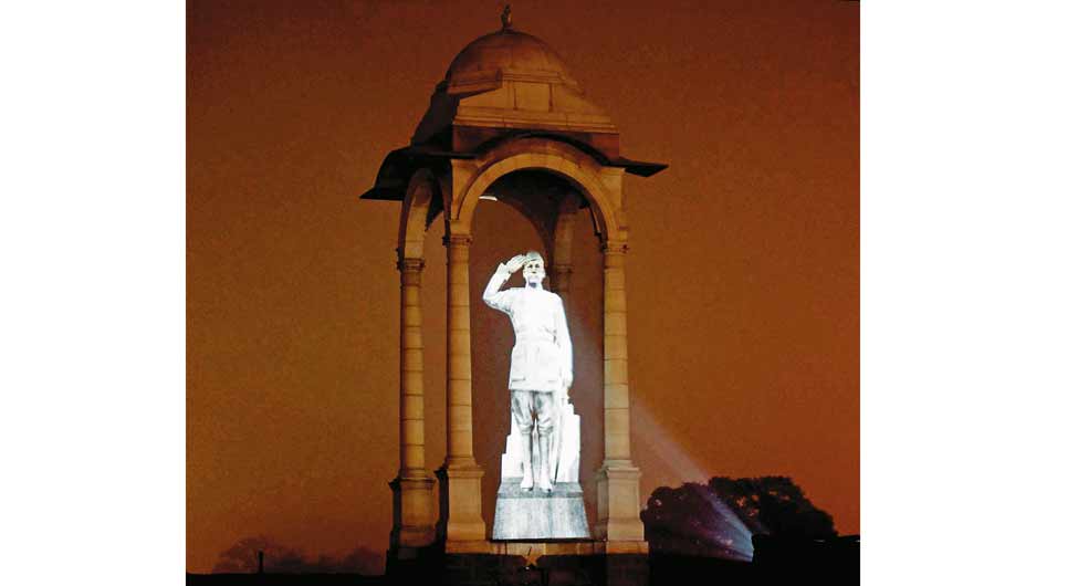 नई दिल्ली् में इंडिया गेट पर नेताजी की होलोग्राम प्रतिमा