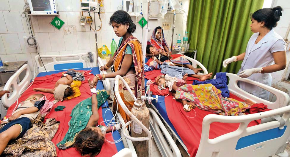 संकट में जीवनः मुजफ्फरपुर के श्रीकृष्ण् मेडिकल कॉलेज और अस्पताल में मरीजों की बढ़ती भीड़