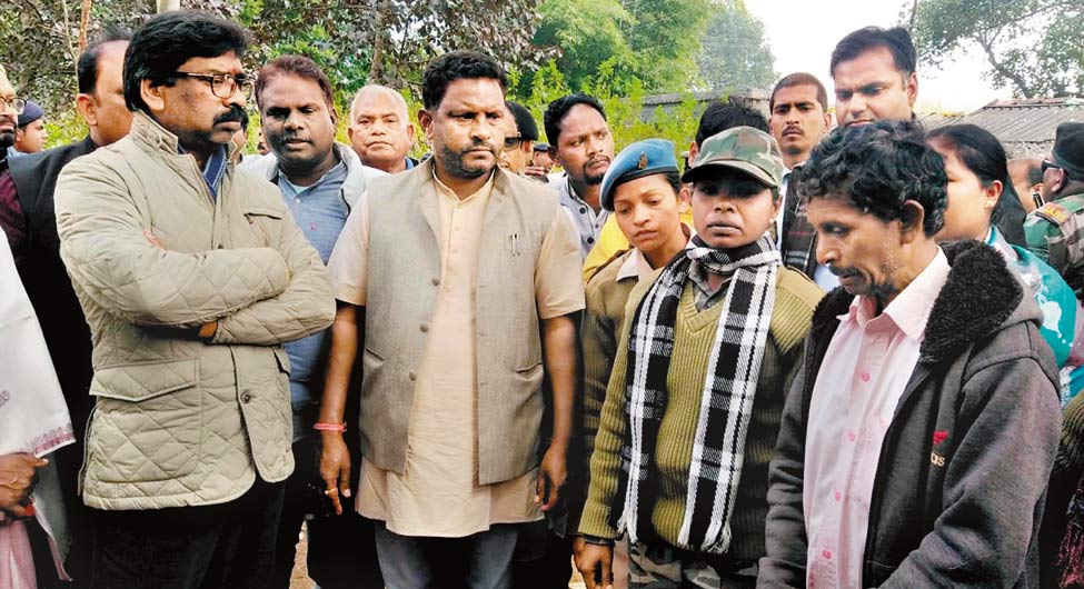 नई चुनौतीः पत्थलगड़ी क्षेत्र में सात लोगों की हत्या के बाद पीड़ित परिवारों से मिले मुख्यमंत्री
