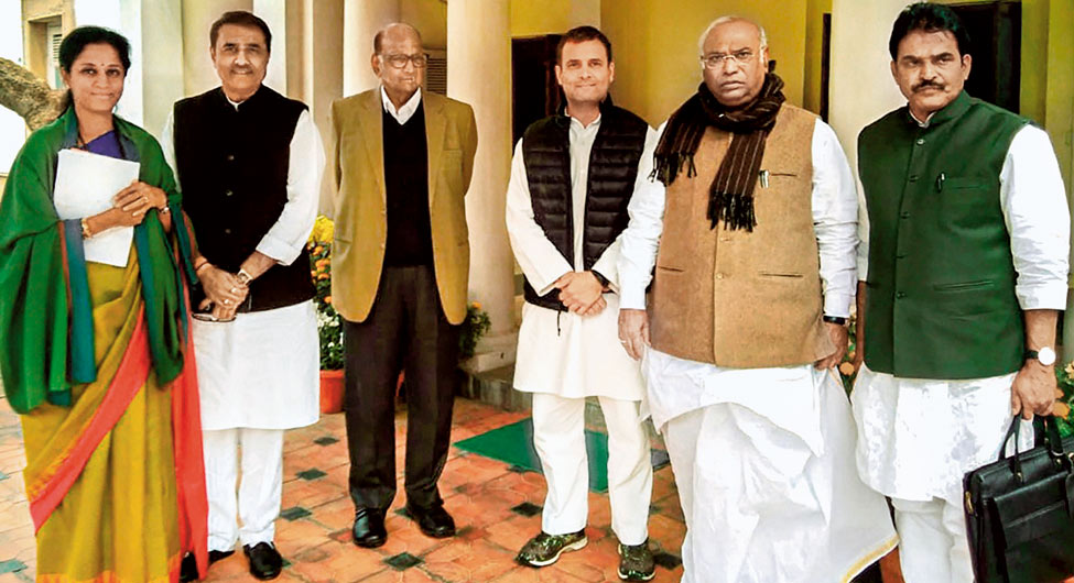 विपक्षी गोलबंदीः दिल्ली में कांग्रेस अध्यक्ष राहुल गांधी और राकांपा प्रमुख शरद पवार (दाएं से तीसरे और चौथे) के साथ दोनों दल के वरिष्ठ नेता