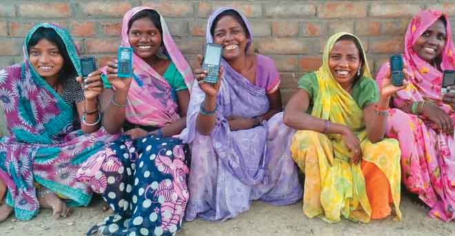 गरीब महिलाओं के हाथ में मोबाइल होना डिजिटल इंडिया की गारंटी नहीं