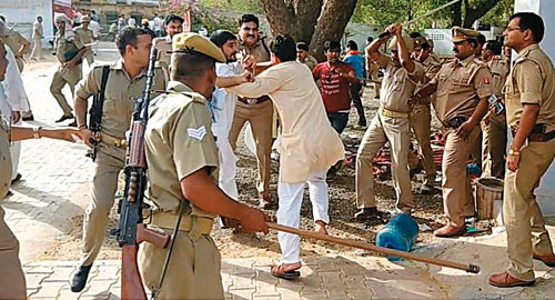 फतेहपुर सीकरी थाने के घेराव और प्रदर्शन के बाद पुल‌िस से उलझते ह‌‌िंदुत्ववादी नेता