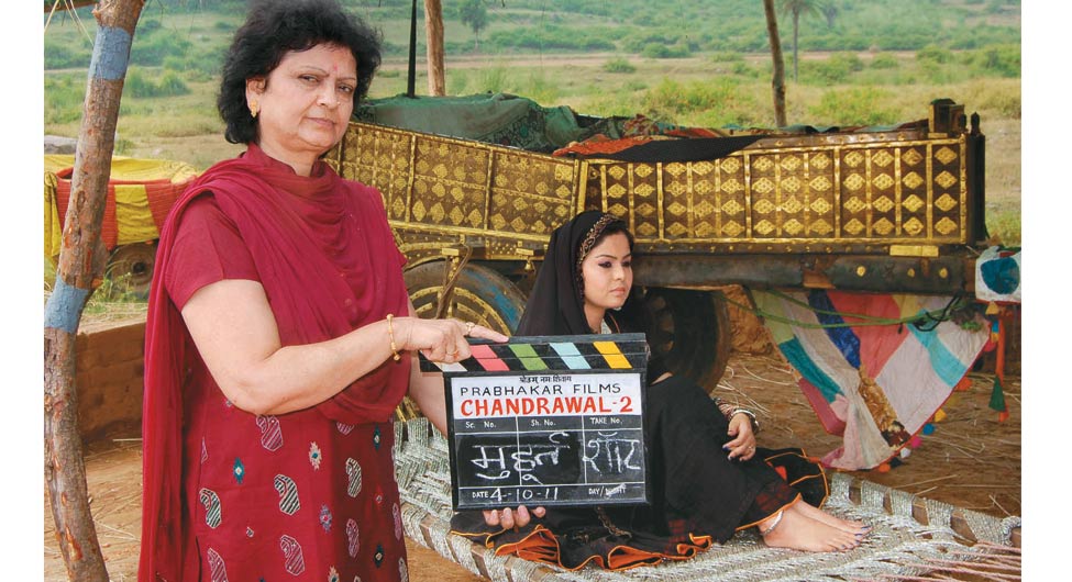 मुहूर्तः अभिनेत्री और फिल्म निर्देशक उषा शर्मा अपनी फिल्म का शॉट लेते हुए