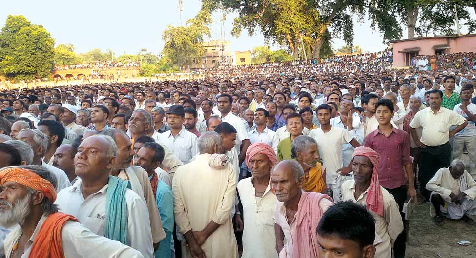किस ओर रुखः गया के टेकारी में नीतीश कुमार की रैली में जुटे लोग
