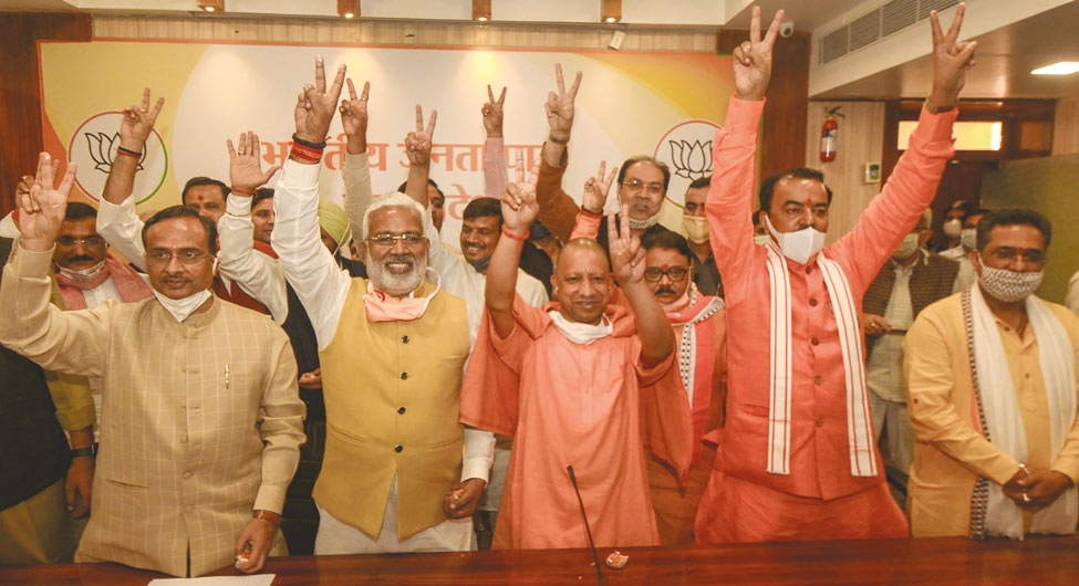 उपचुनाव में जीत के बाद पार्टी नेताओं के साथ मुख्यमंत्री आदित्यनाथ