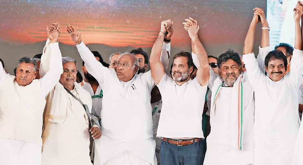 चुनावी गणितः (बाएं) राहुल गांधी और कांग्रेस अध्यक्ष खड़गे के साथ अन्य नेता