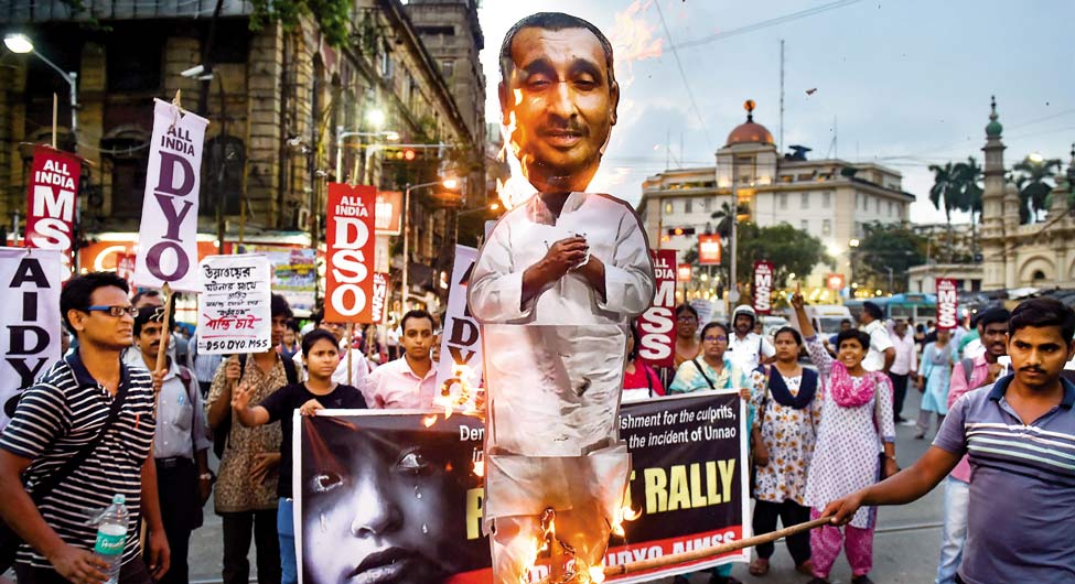दमन के खिलाफः लोगों ने कुलदीप सिंह का पुतला जलाकर अपना गुस्सा निकाला