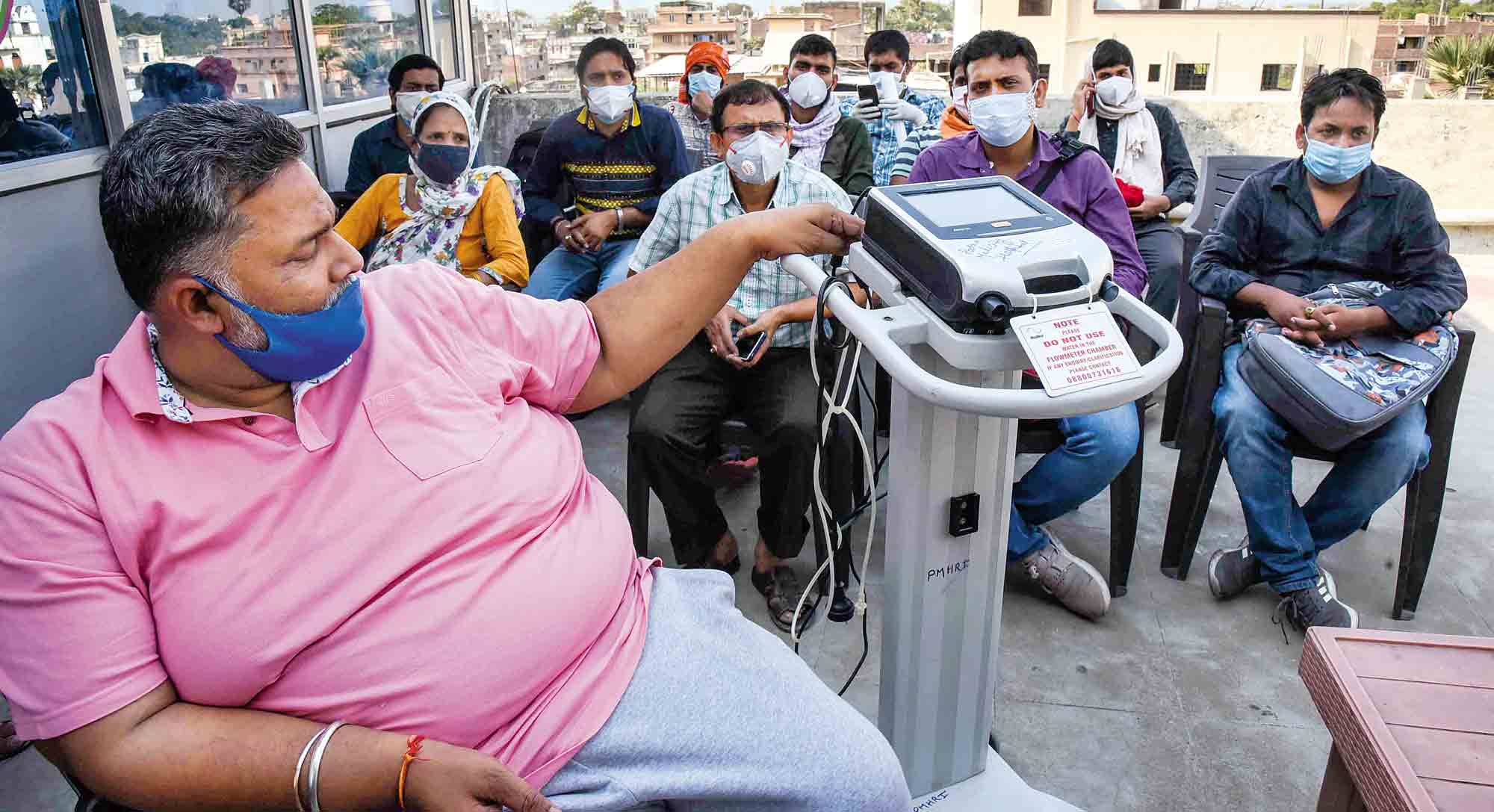 मदद की कीमतः मरीजों को वेंटिलेटर देते पप्पू