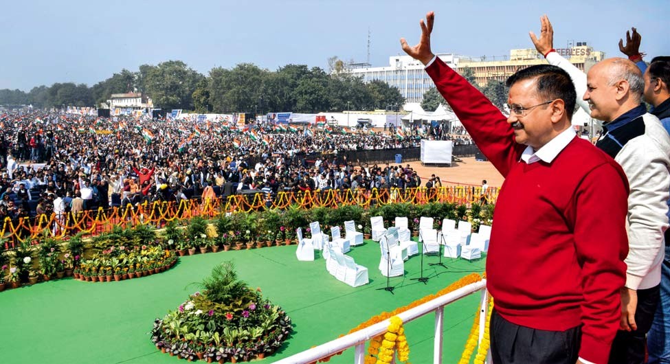 मजबूत वापसीः दिल्ली के रामलीला मैदान में शपथ ग्रहण समारोह में साथियों के साथ मुख्यमंत्री अर‌विंद केजरीवाल