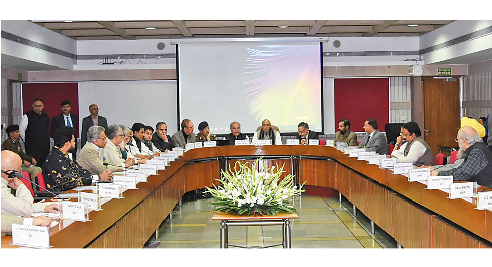 पुलवामा हमले के बाद गृह मंत्री राजनाथ सिंह की अध्यक्षता में सर्वदलीय बैठक